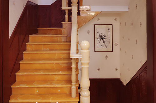 常德中式别墅室内汉白玉石楼梯的定制安装装饰效果